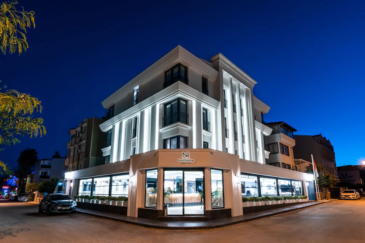 Ni Hotel Lara — the illuminated façade at night