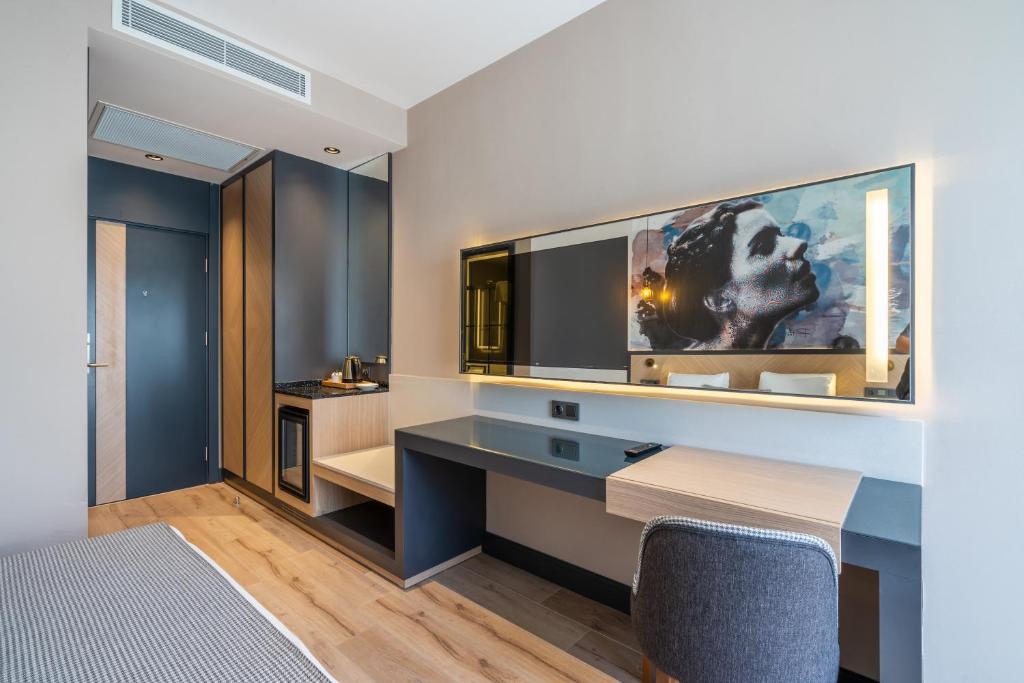 Ni Hotel Lara — Standard room with desk and television