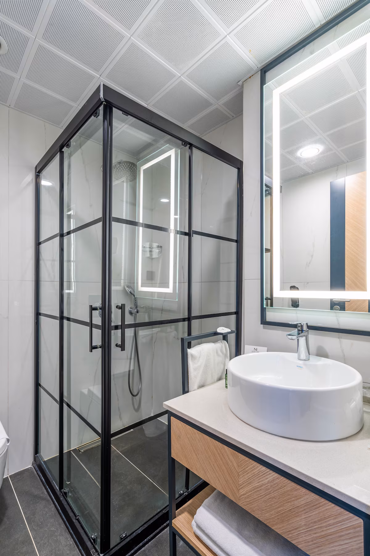 Ni Hotel Lara — Standard room bathroom