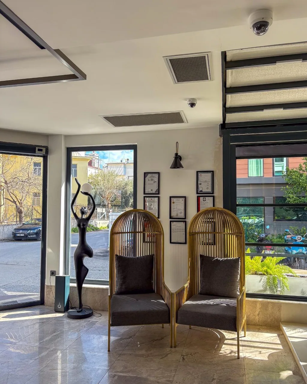 Ni Hotel Lara — lobby entrance and seating