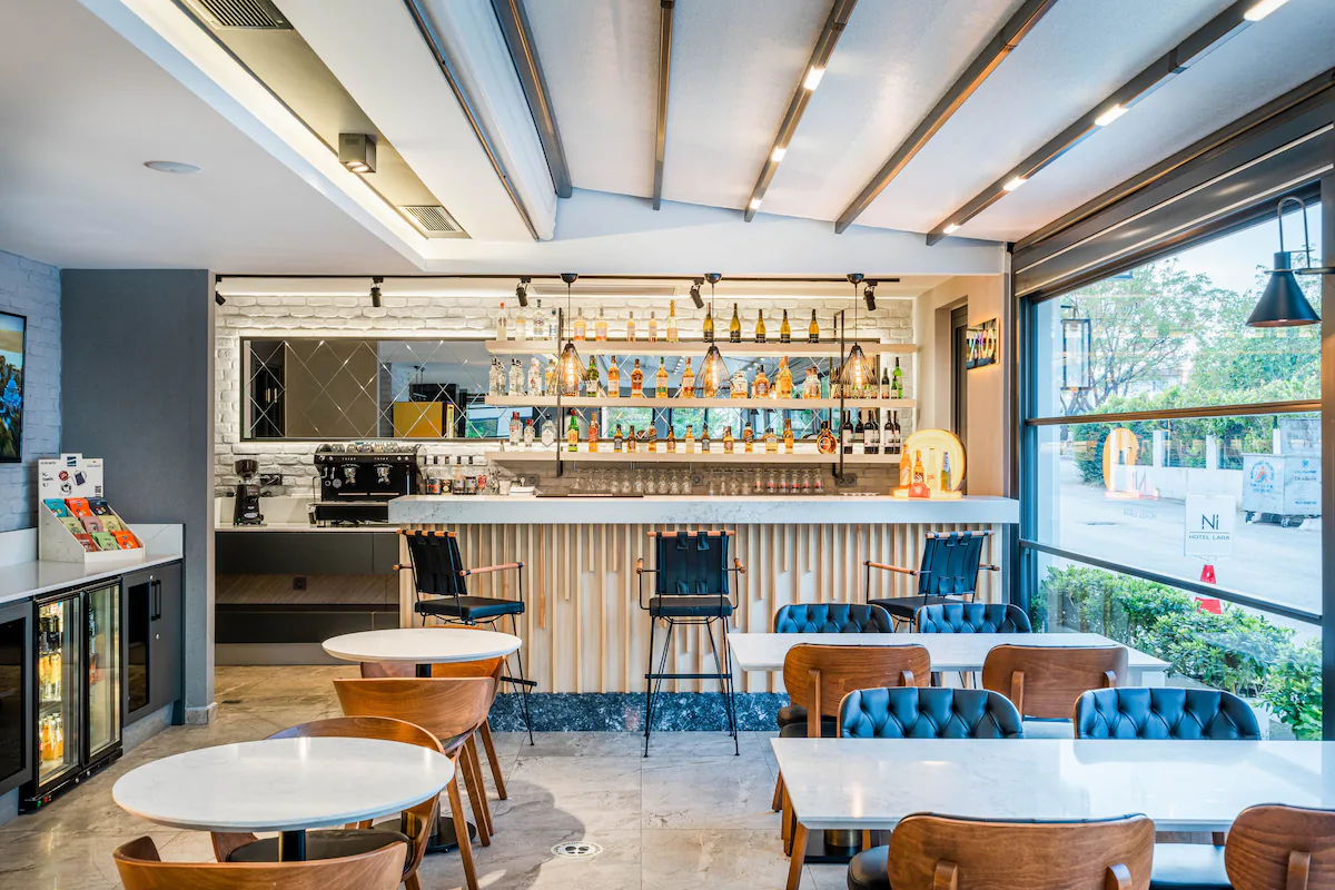 Ni Hotel Lara — coffee and bar area