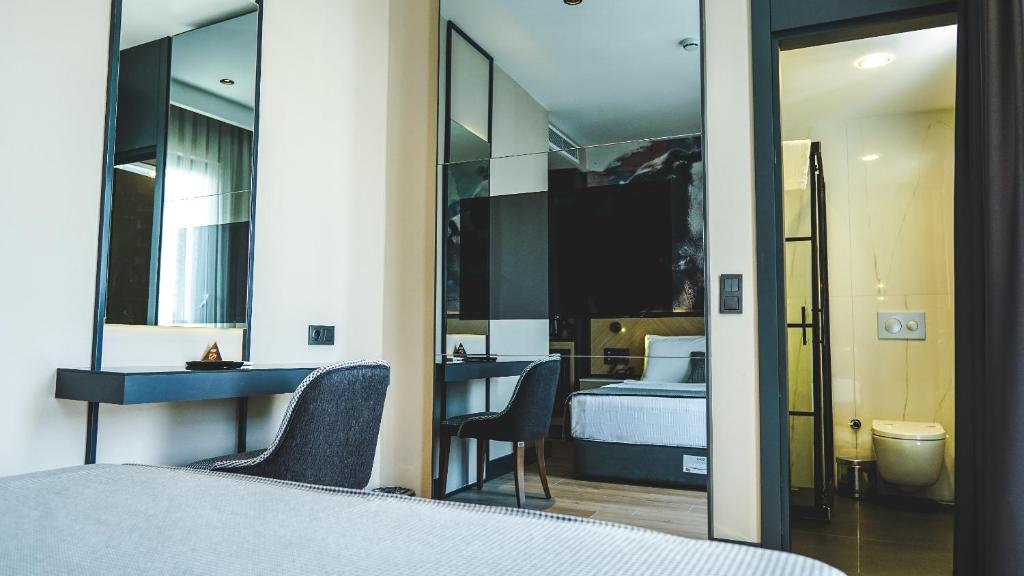 Ni Hotel Lara — Standard room with mirrored corner and bathroom